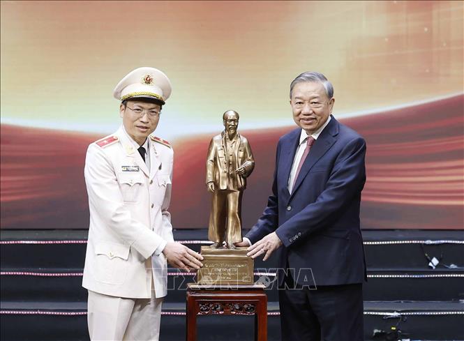 [Thị Trường] Tổng Bí Thư, Chủ Tịch Nước Dự Lễ Kỷ Niệm 80 Năm Ngày Truyền Thống Tham Mưu Công An Nhân Dân