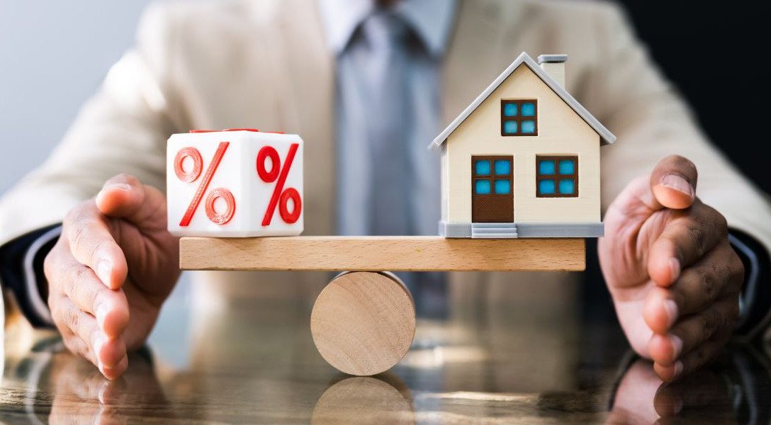 Mức Lãi Ngân Hàng Tăng: Nên Gửi Tiết Kiệm Lãi 10%/Năm Hay Mua Bất Động Sản Cho Thuê Với Lợi Suất 3 – 4%/Năm?