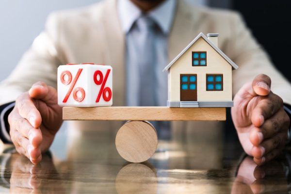 Mức Lãi Ngân Hàng Tăng: Nên Gửi Tiết Kiệm Lãi 10%/Năm Hay Mua Bất Động Sản Cho Thuê Với Lợi Suất 3 – 4%/Năm?