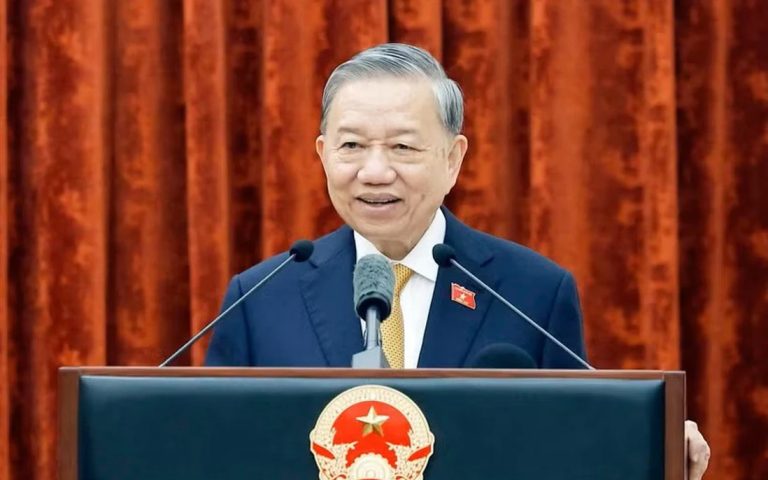 Ánh sáng Hồ Chí Minh soi đường cho chúng ta đi